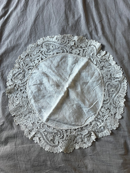 デュシェスレースの円形クロス