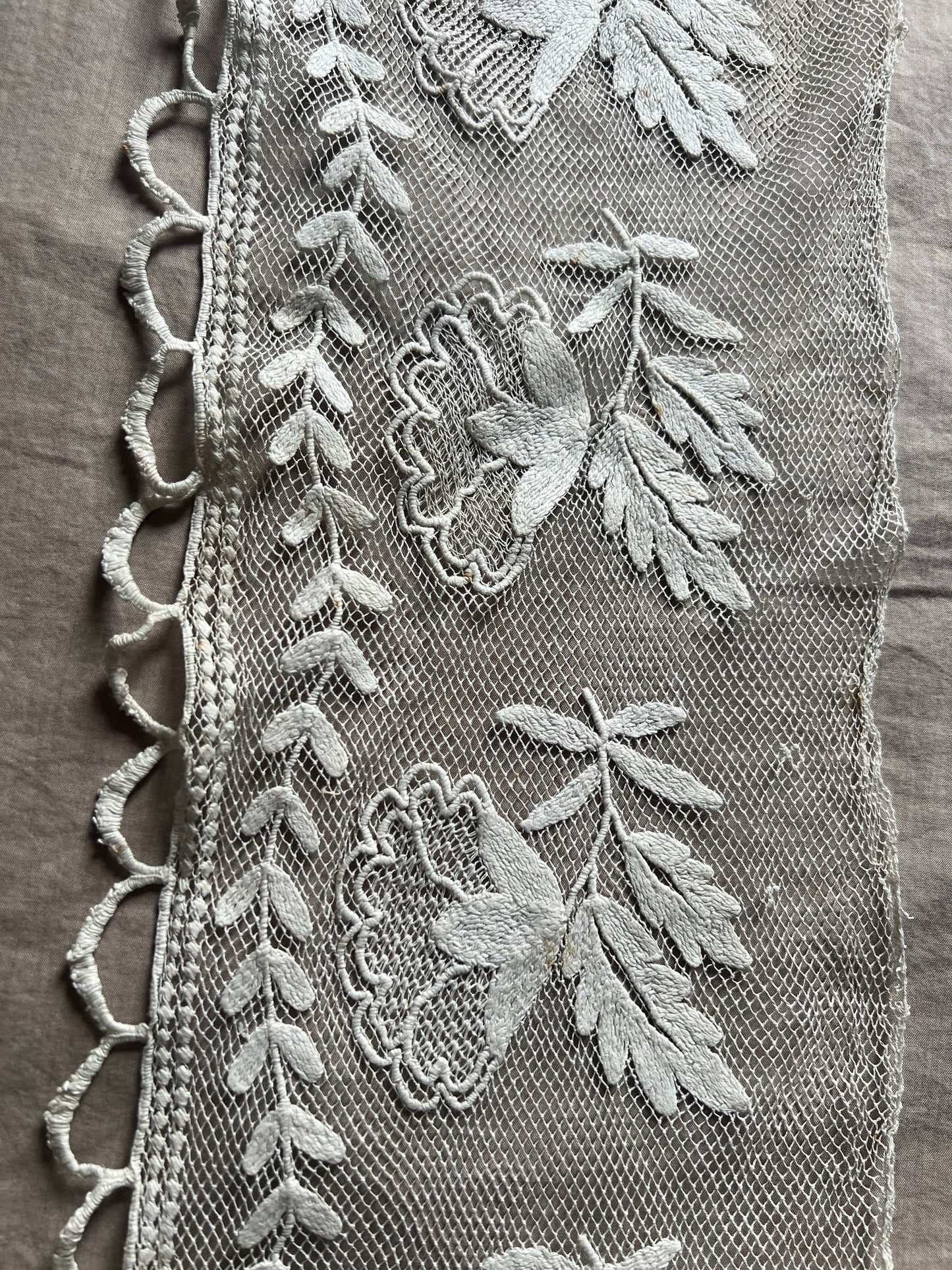 チュール刺繍レース