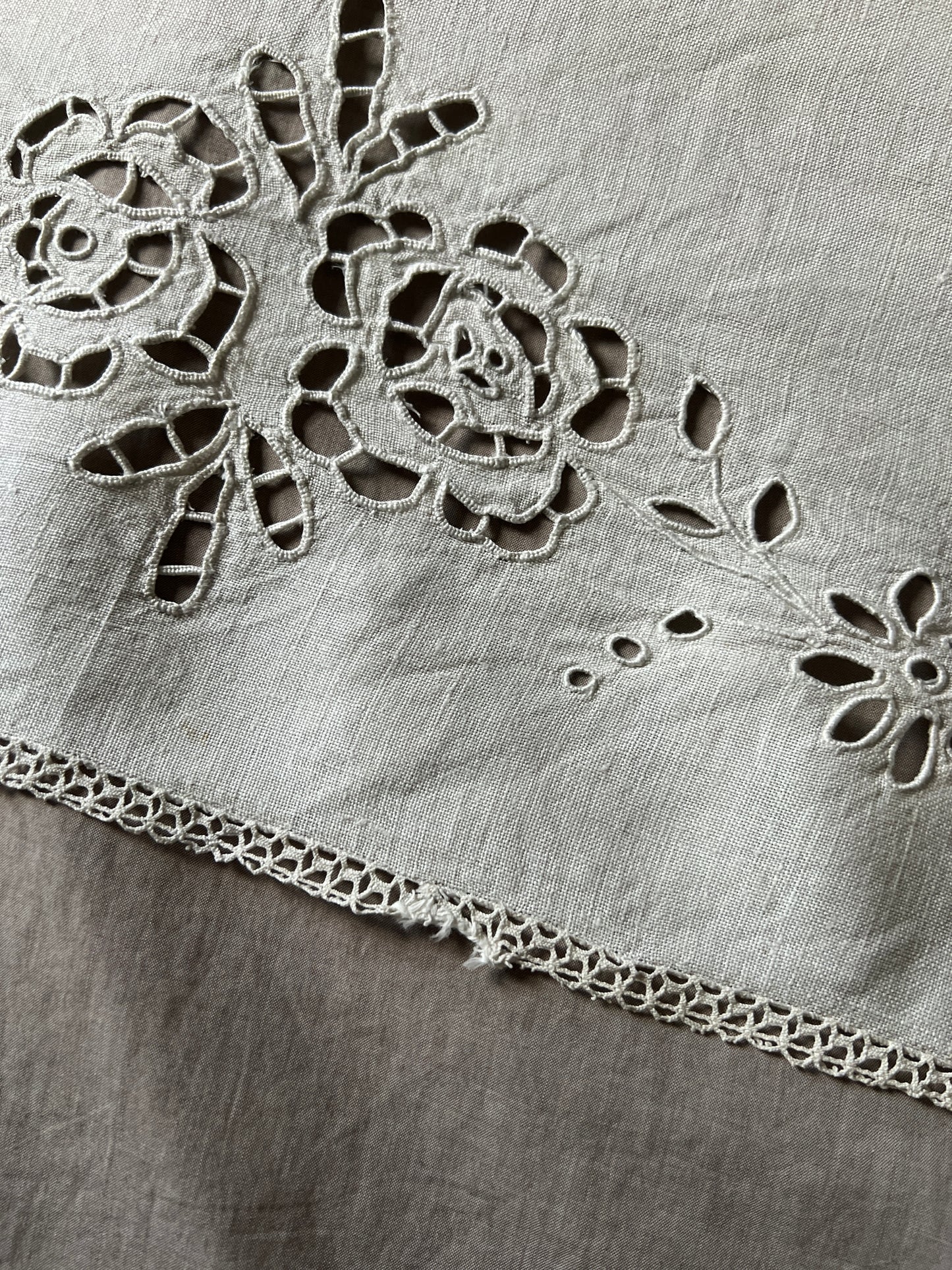カットワーク刺繍棚飾り