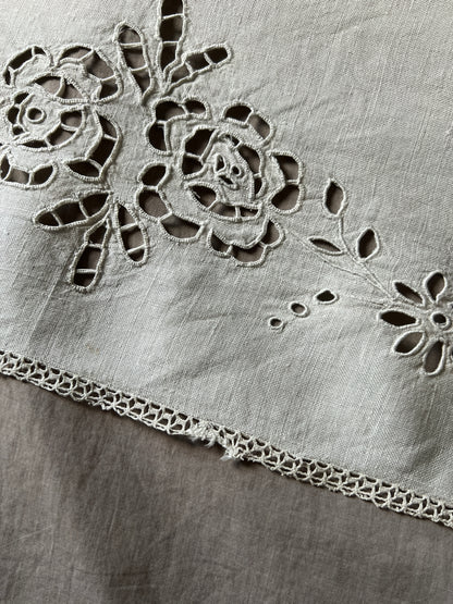 カットワーク刺繍棚飾り