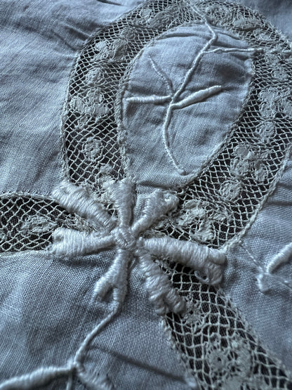 白刺繍とレースの端布