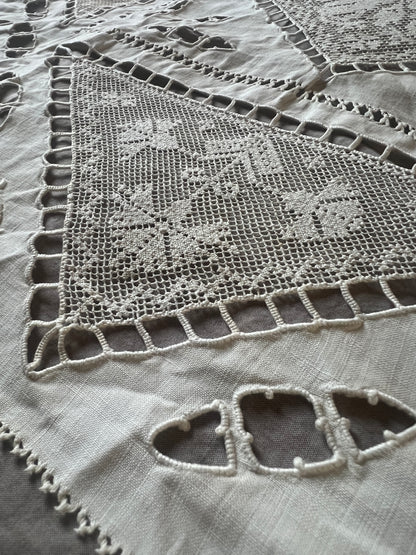 レースと刺繍の飾り布