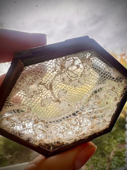 レースのガラス製ボックス