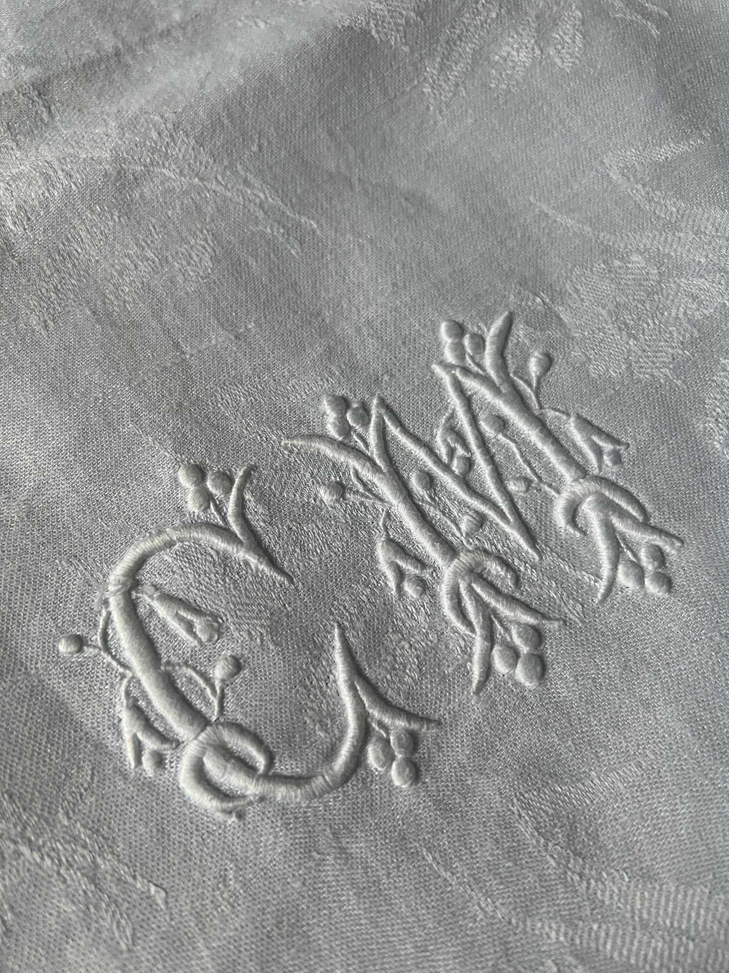 モノグラム刺繍ダマスク布