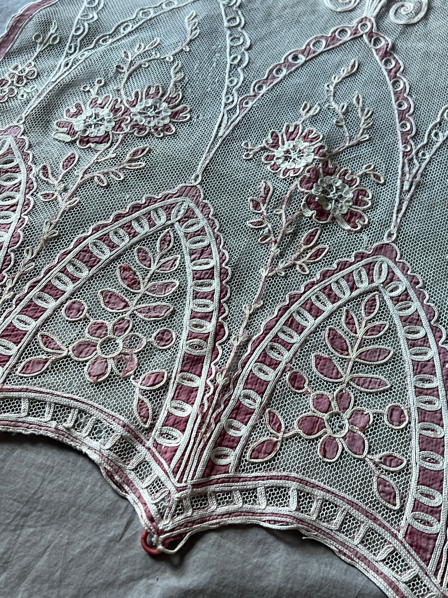 コルネリー刺繍のチュールカーテンペアセット