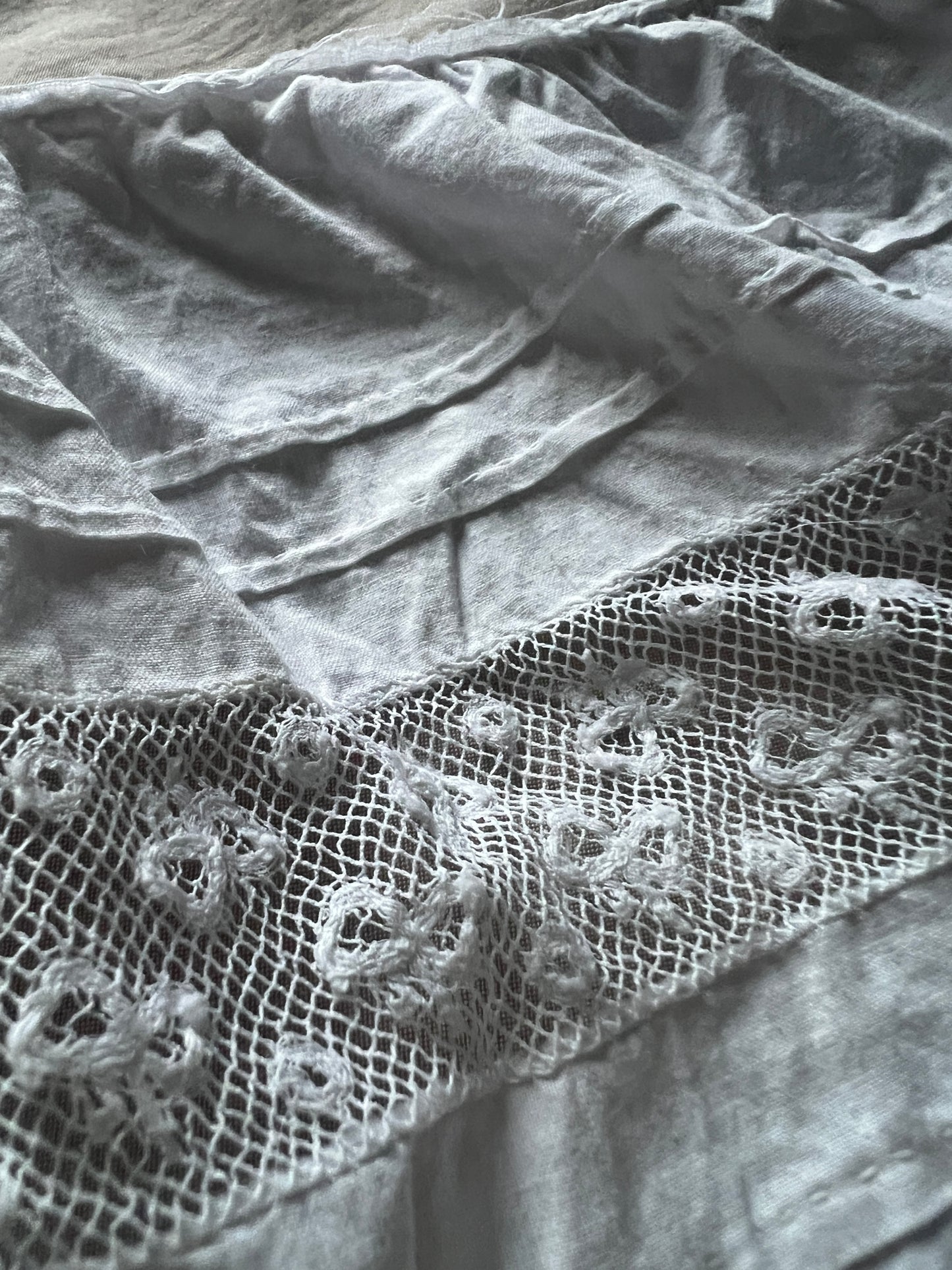 レースフリルのドレス裾