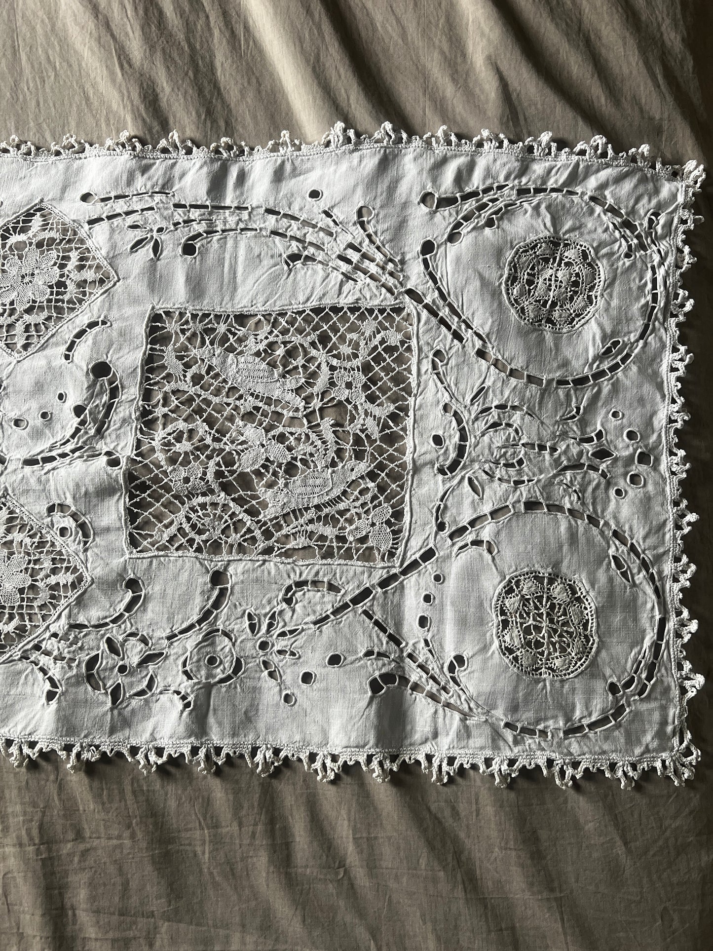 刺繍とレースの飾り布(鳥)