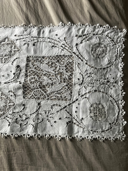刺繍とレースの飾り布(鳥)