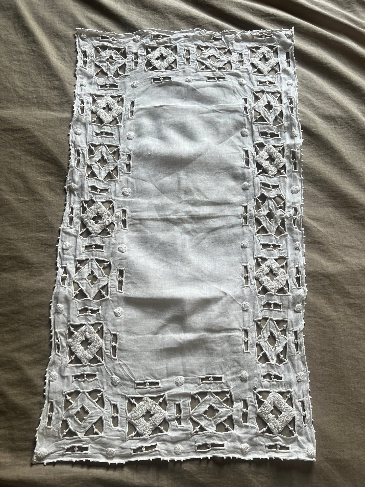 カットワーク刺繍リネンクロス