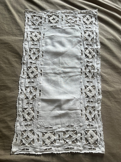 カットワーク刺繍リネンクロス