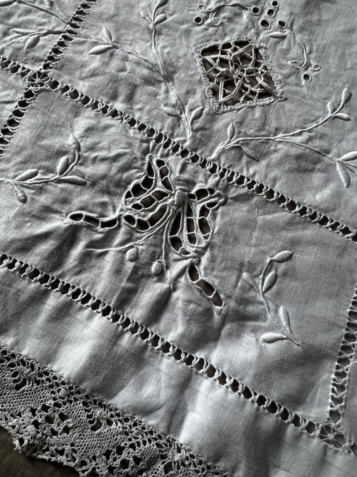 レースと刺繍のクロス