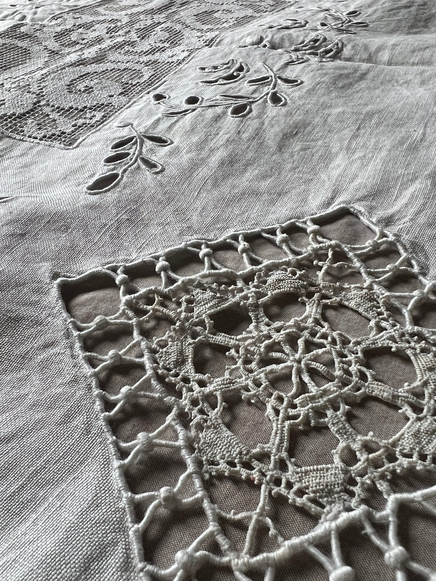 レースと刺繍のクロス