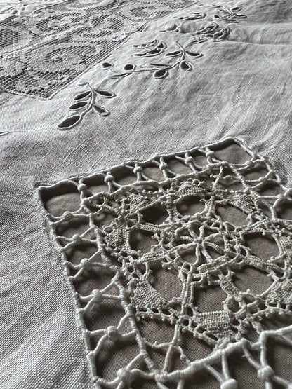 レースと刺繍のクロス