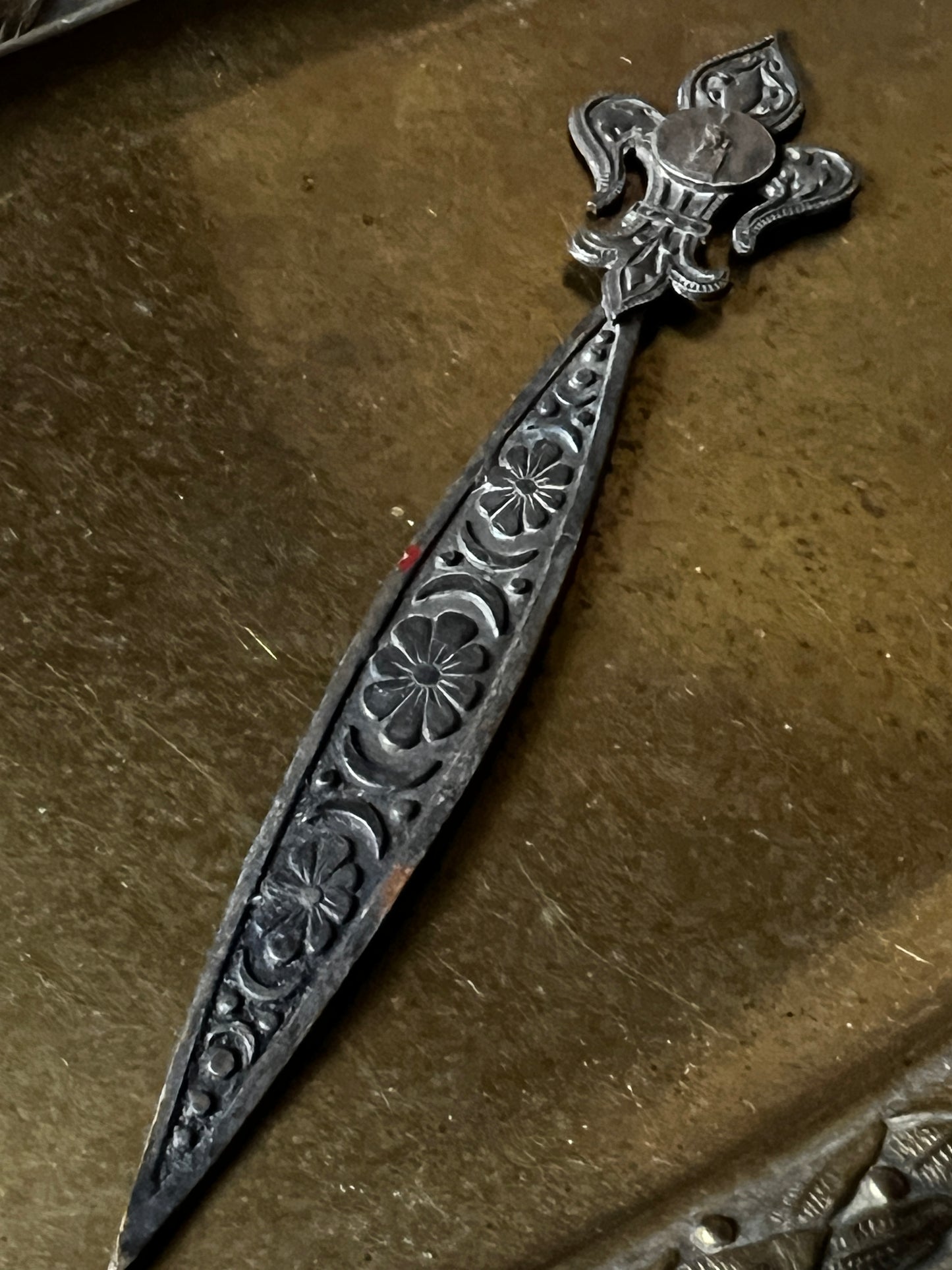 百合紋章型メダイ付きパーツ