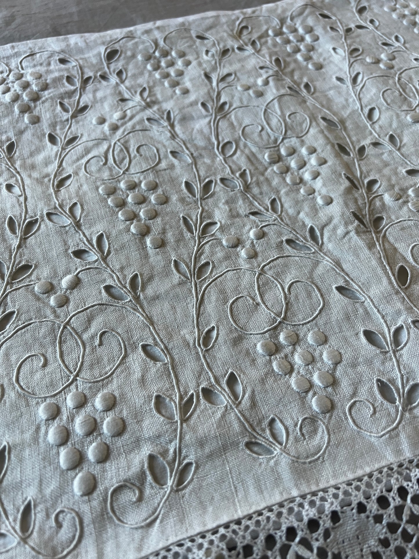 白刺繍のランジェリーサック