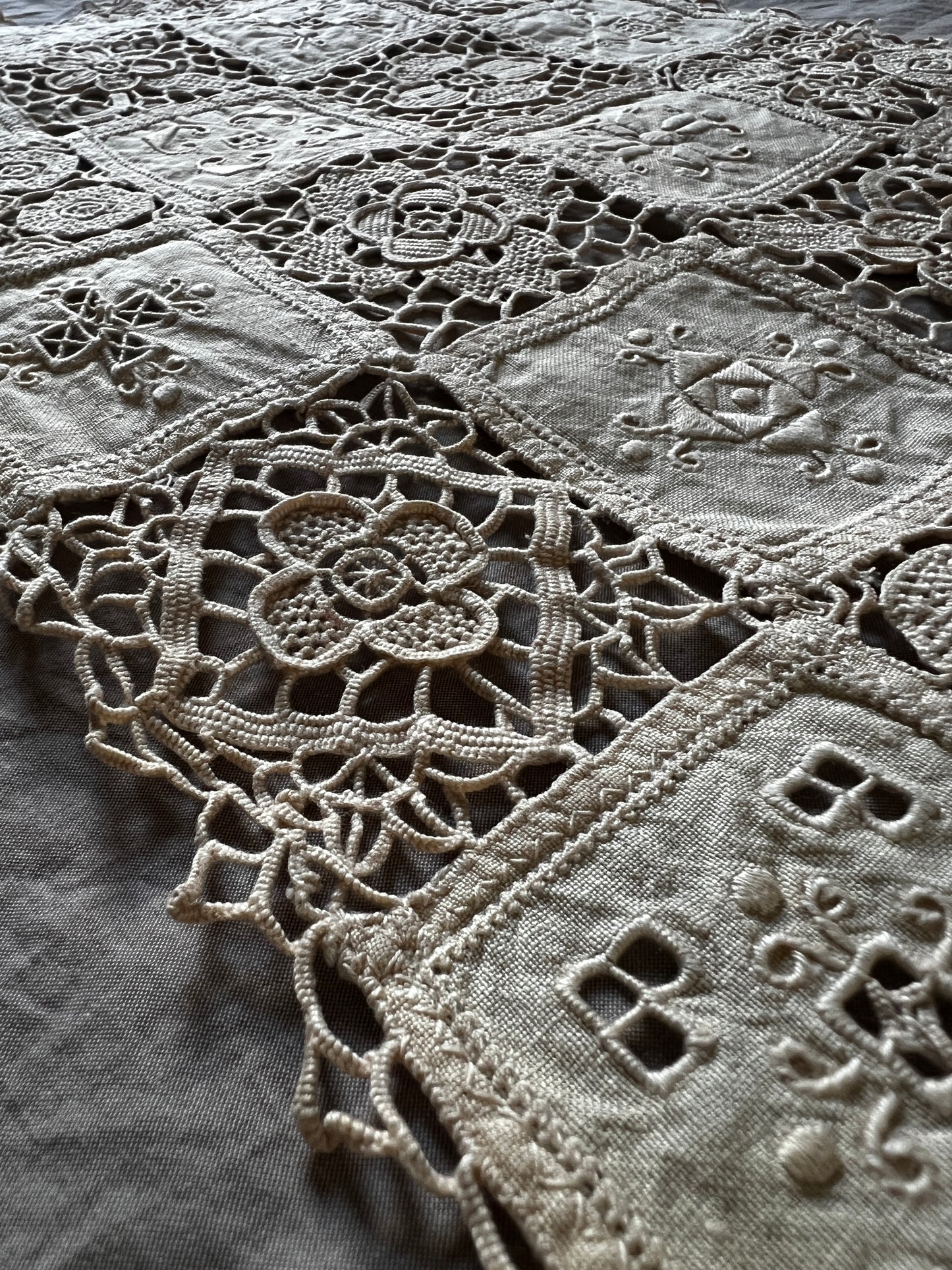 レースと刺繍のクロス