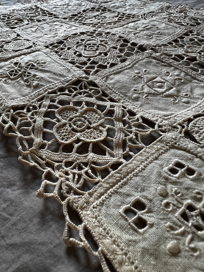 レースと刺繍のクロス