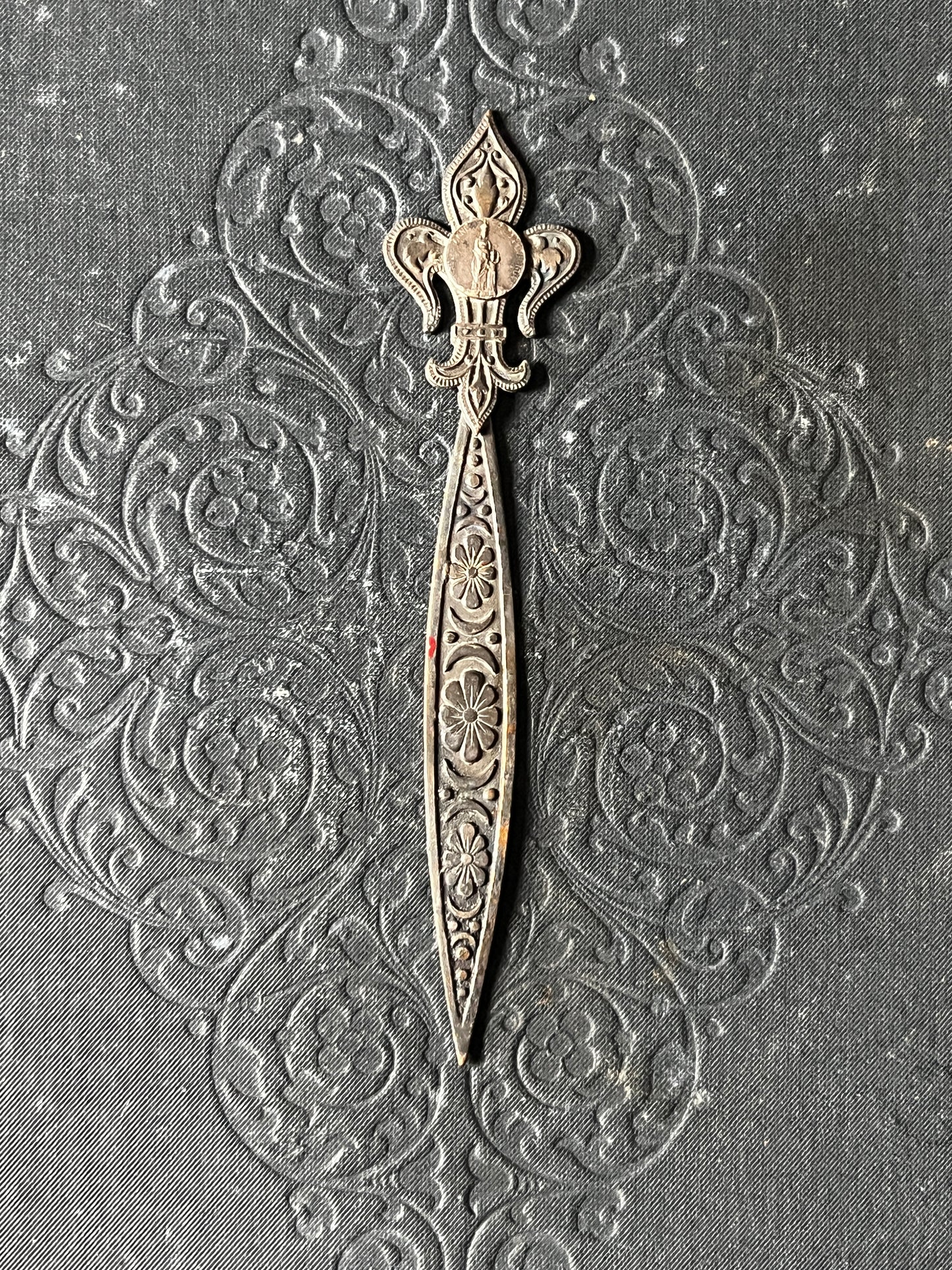 百合紋章型メダイ付きパーツ