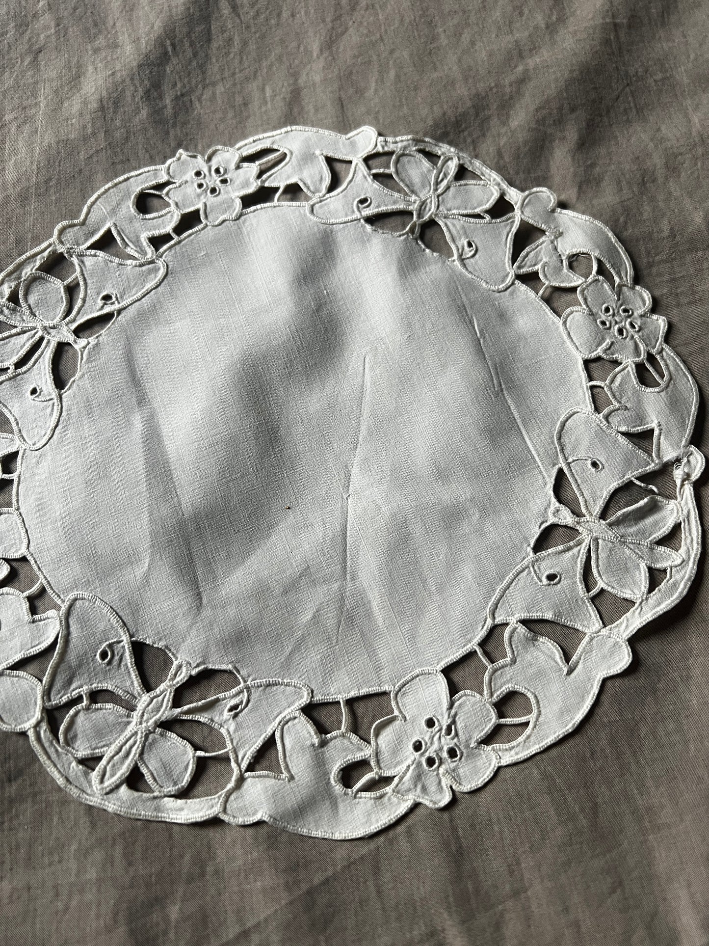 ★カットワークドイリー