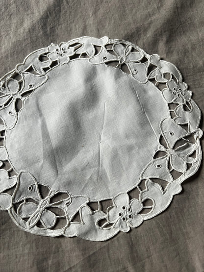 ★カットワークドイリー