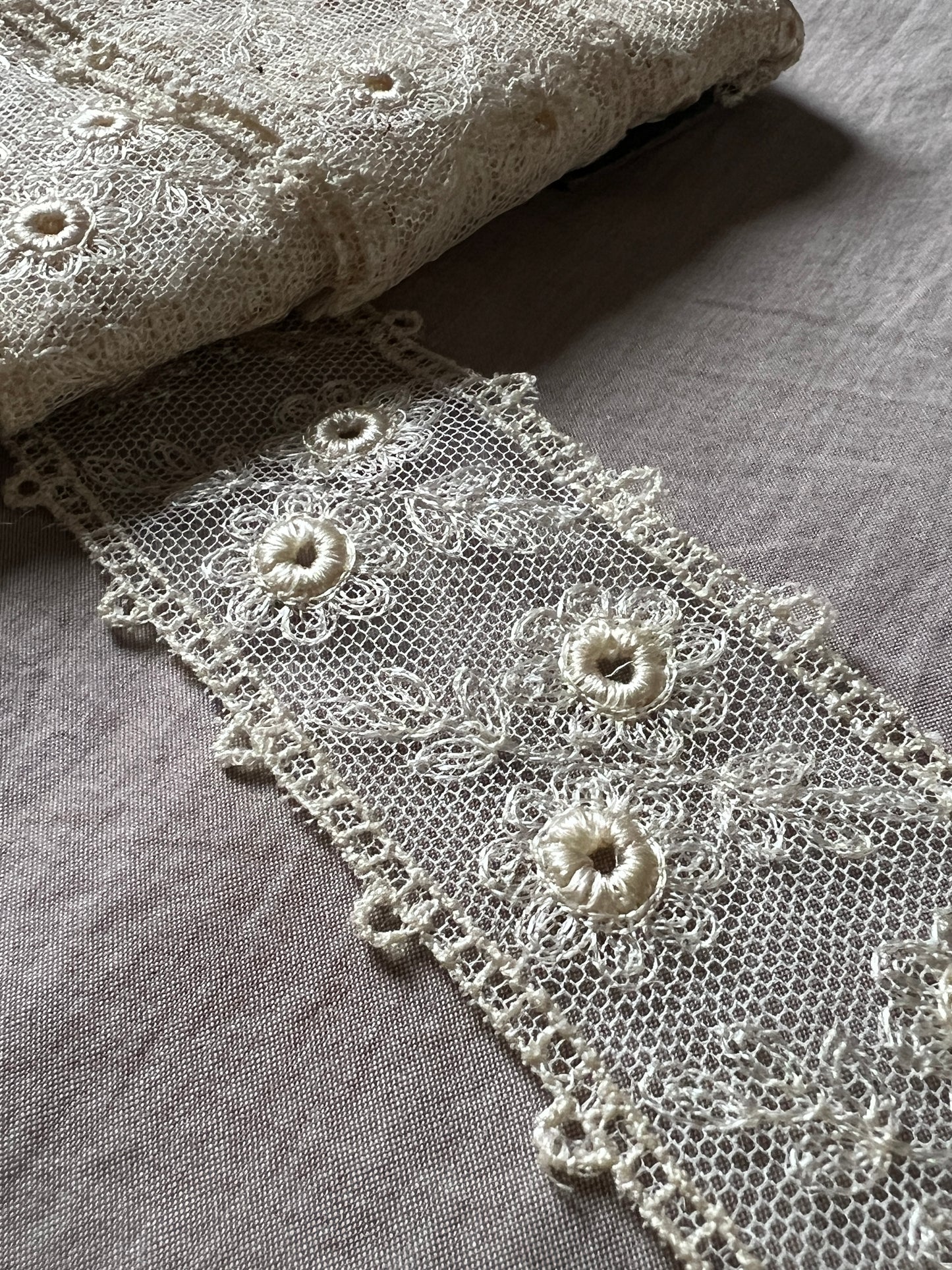 チュール刺繍レース