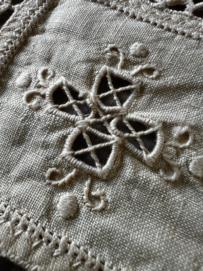 レースと刺繍のクロス