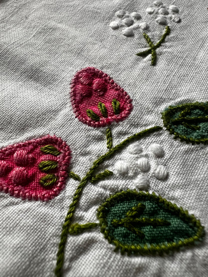 刺繍クロス(いちご)
