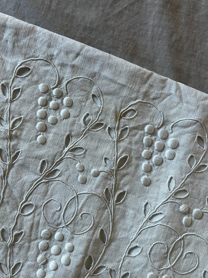 白刺繍のランジェリーサック