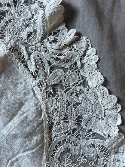 デュシェスレースの円形クロス