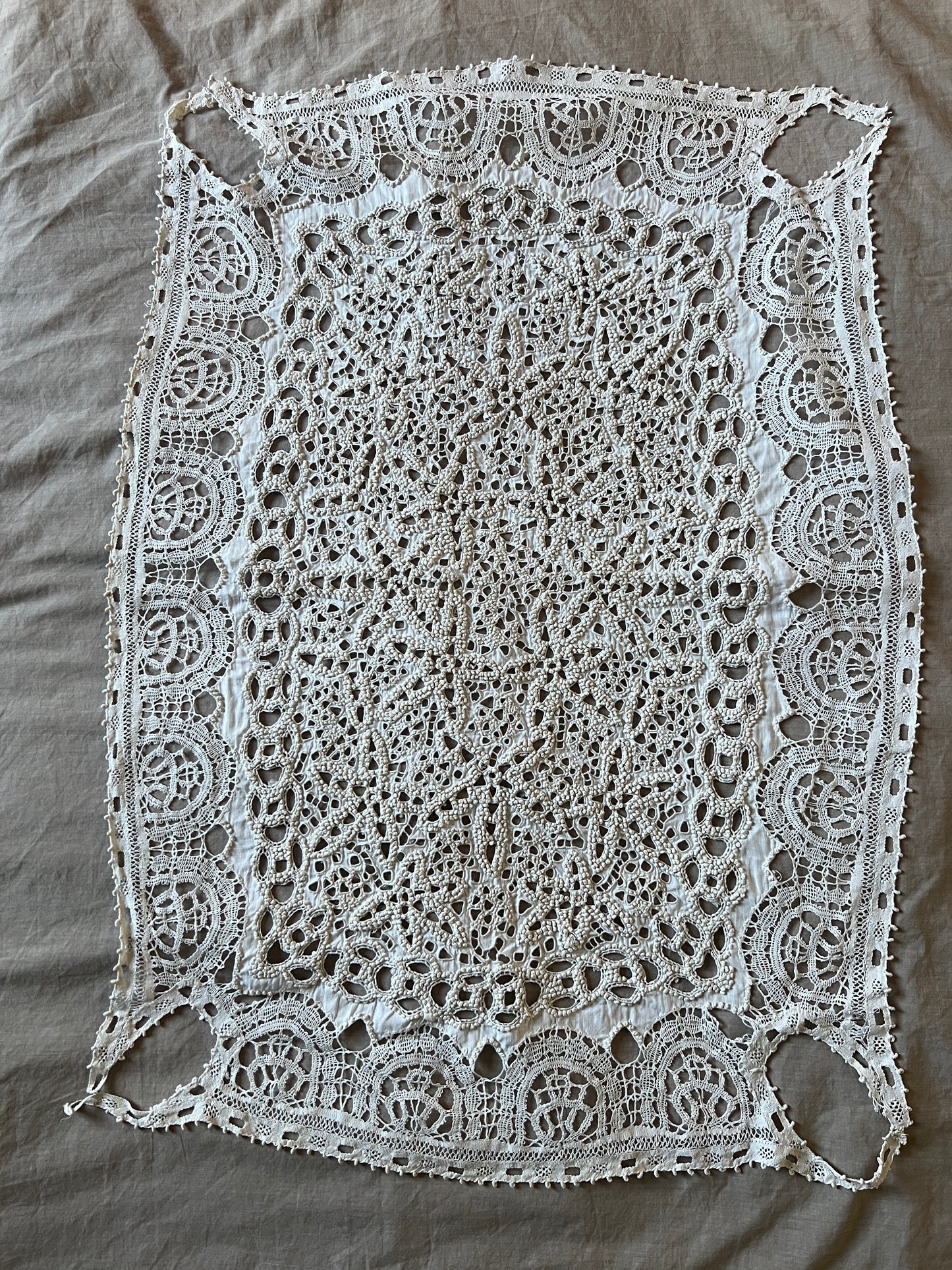 刺繍とレースの棚飾りクロス