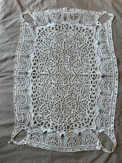 刺繍とレースの棚飾りクロス
