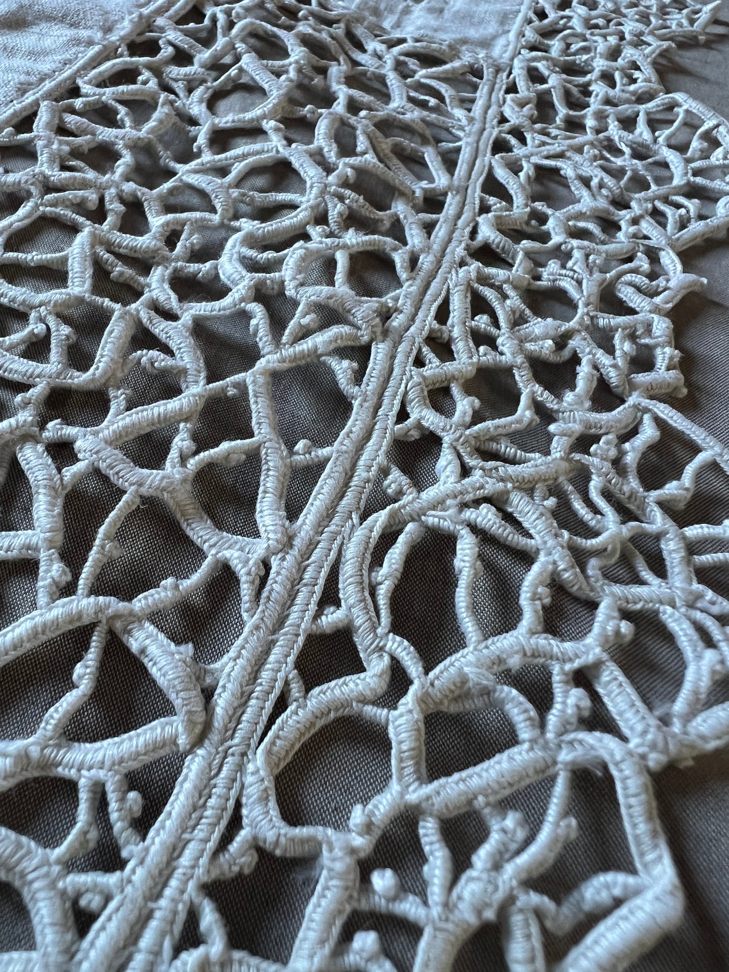 レースと刺繍のテーブルセンター