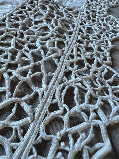レースと刺繍のテーブルセンター