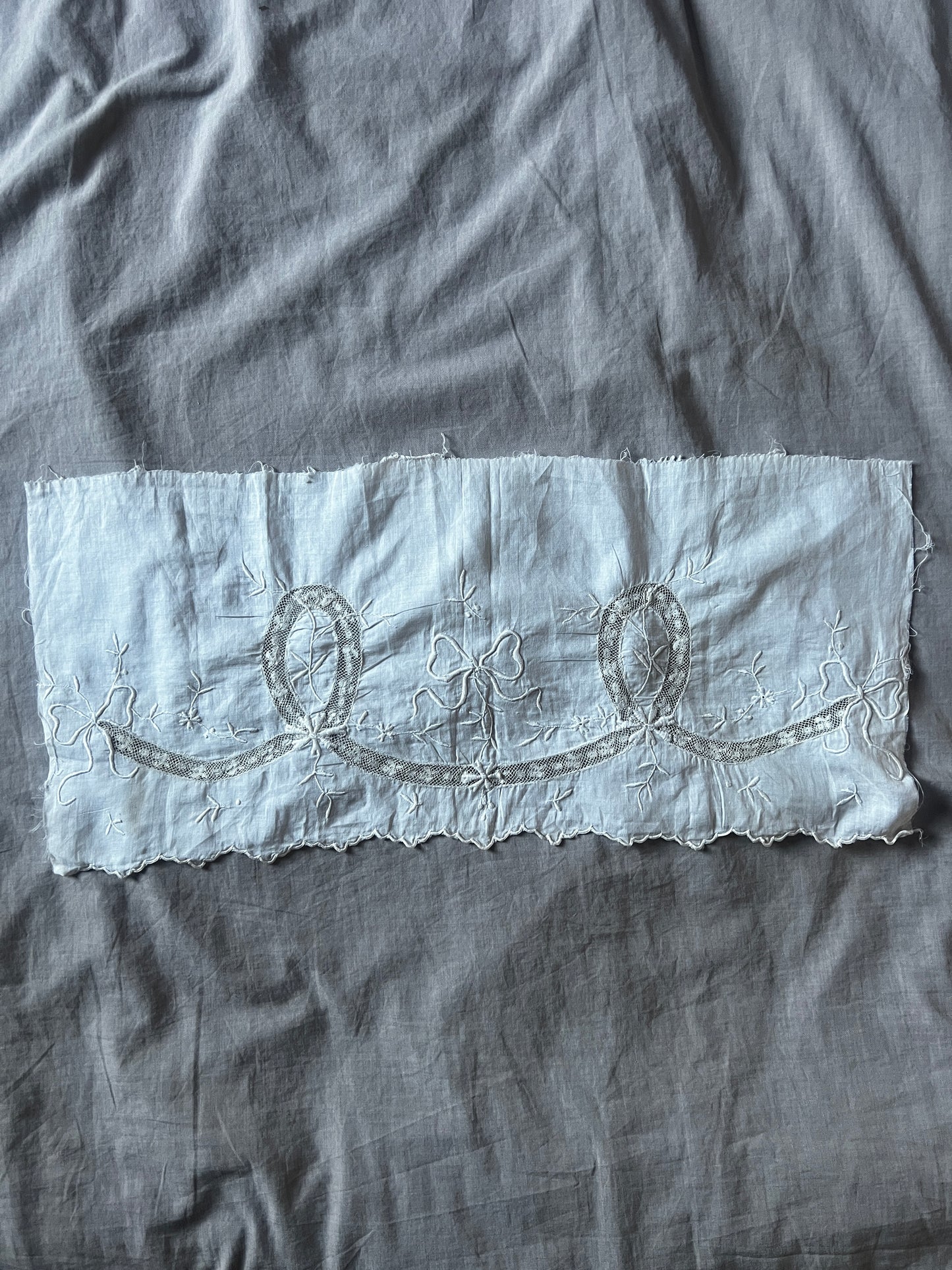 白刺繍とレースの端布