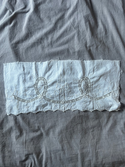 白刺繍とレースの端布