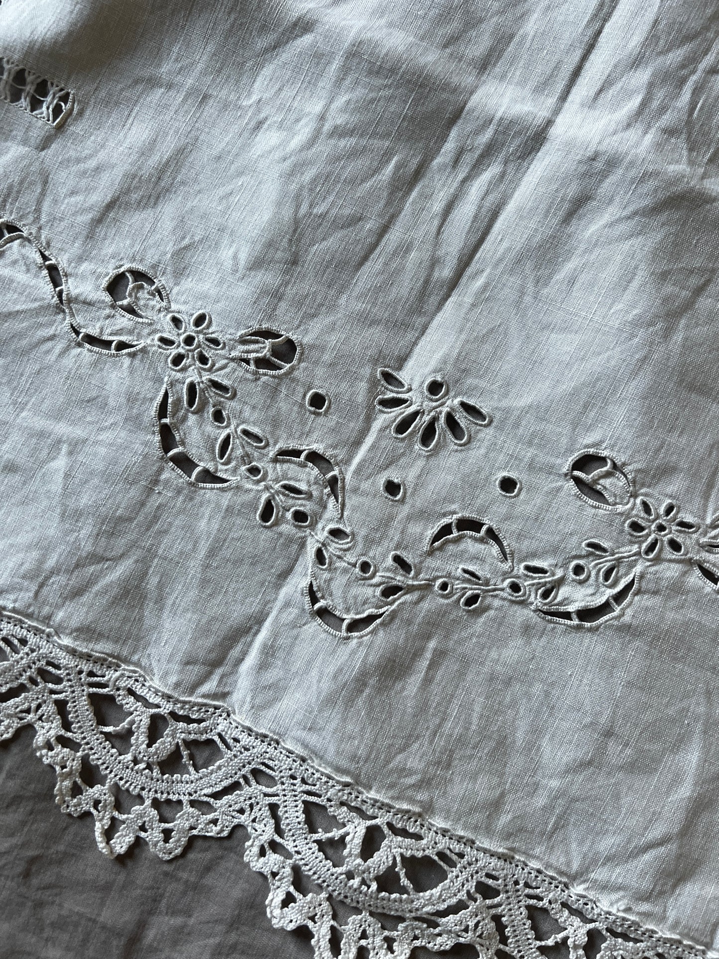 刺繍とレースのリネン