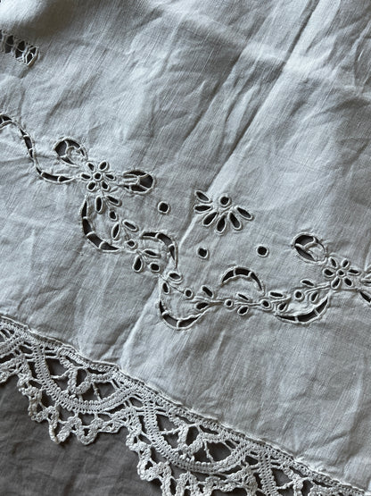 刺繍とレースのリネン
