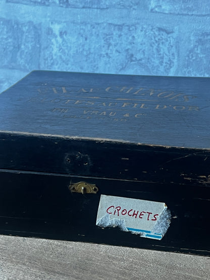 古い糸木箱とアンティークレースセット