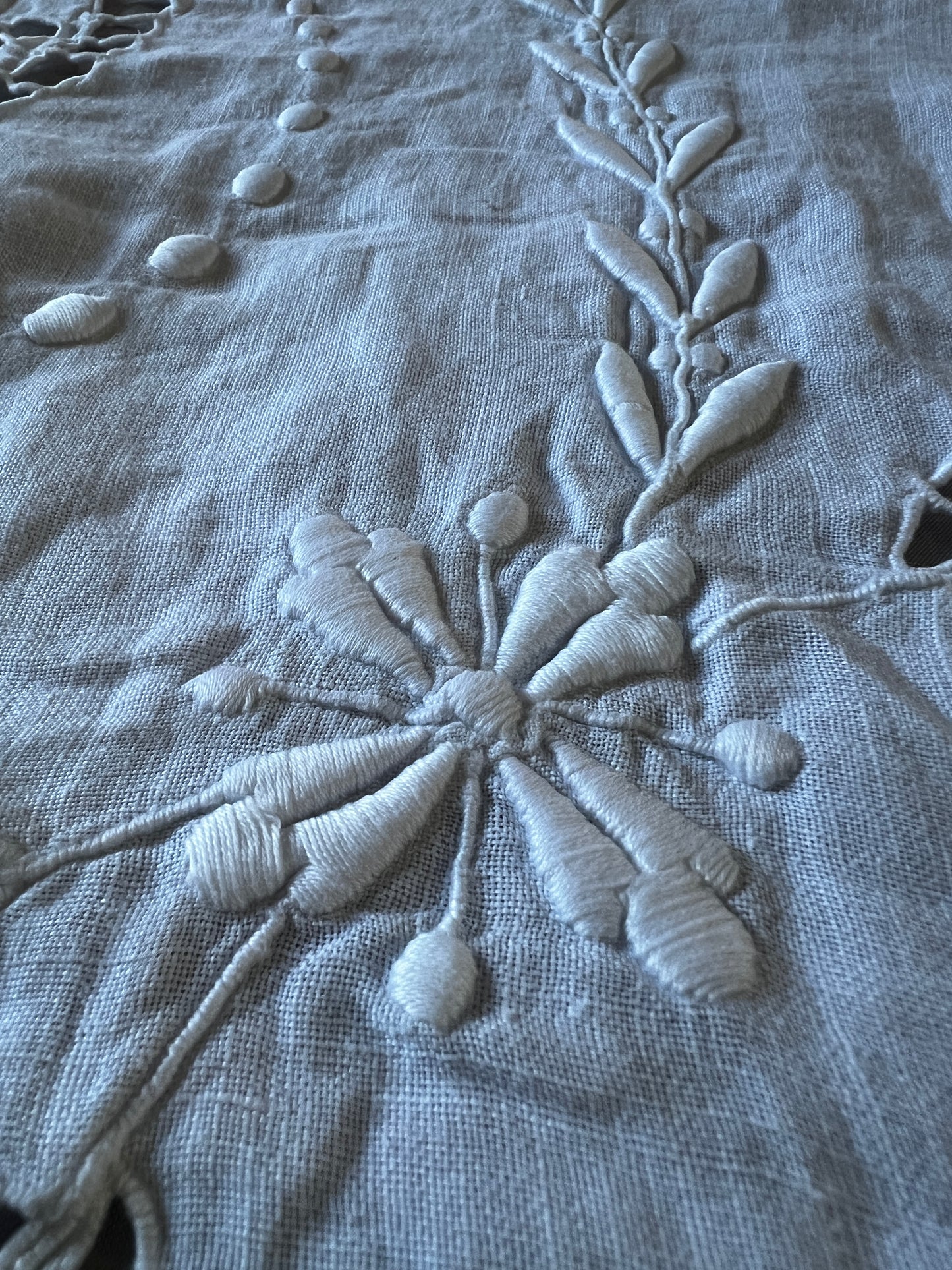 カットワークク刺繍大判クロス