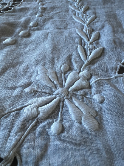 カットワークク刺繍大判クロス