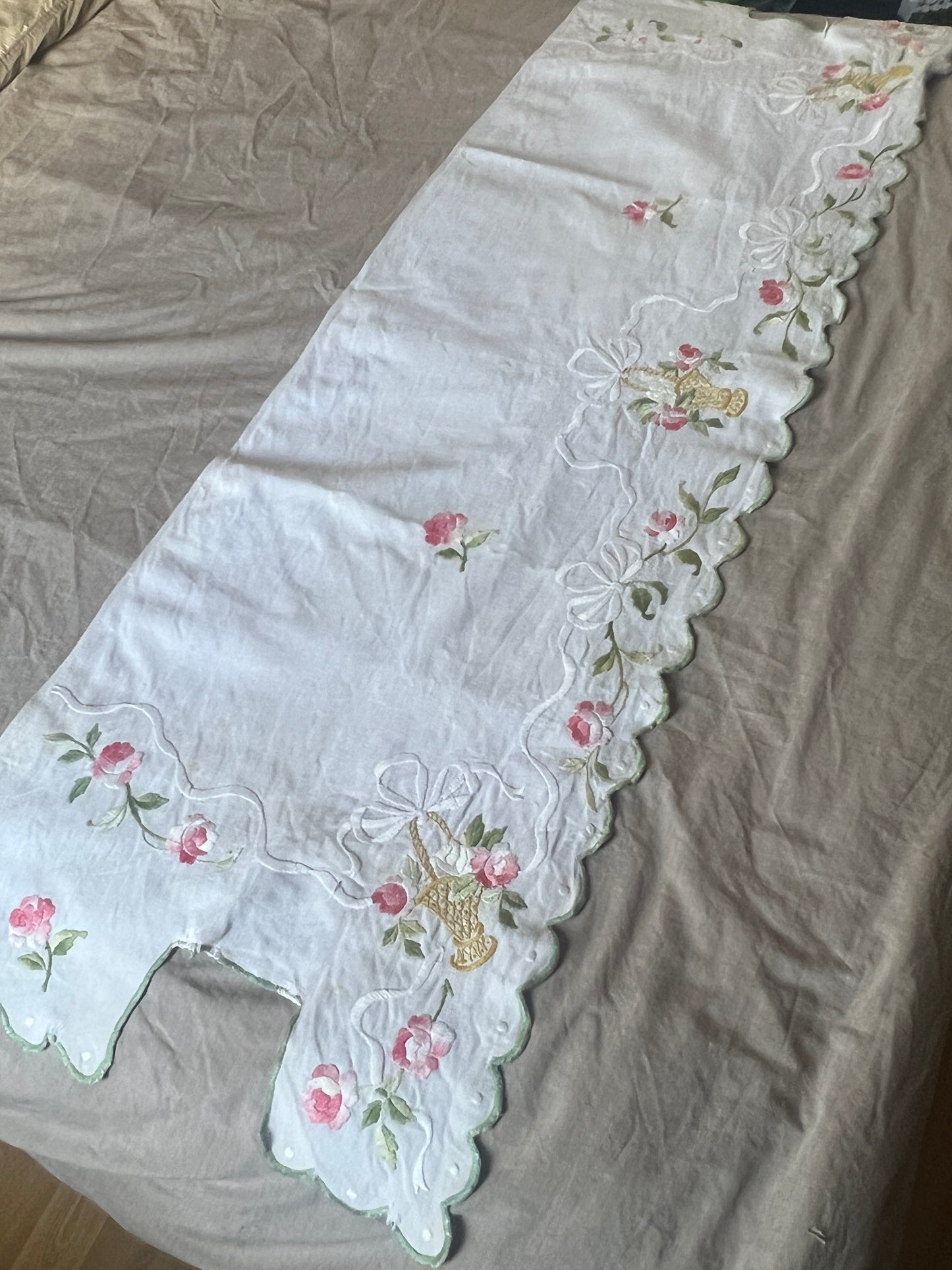 花の刺繍の棚飾り