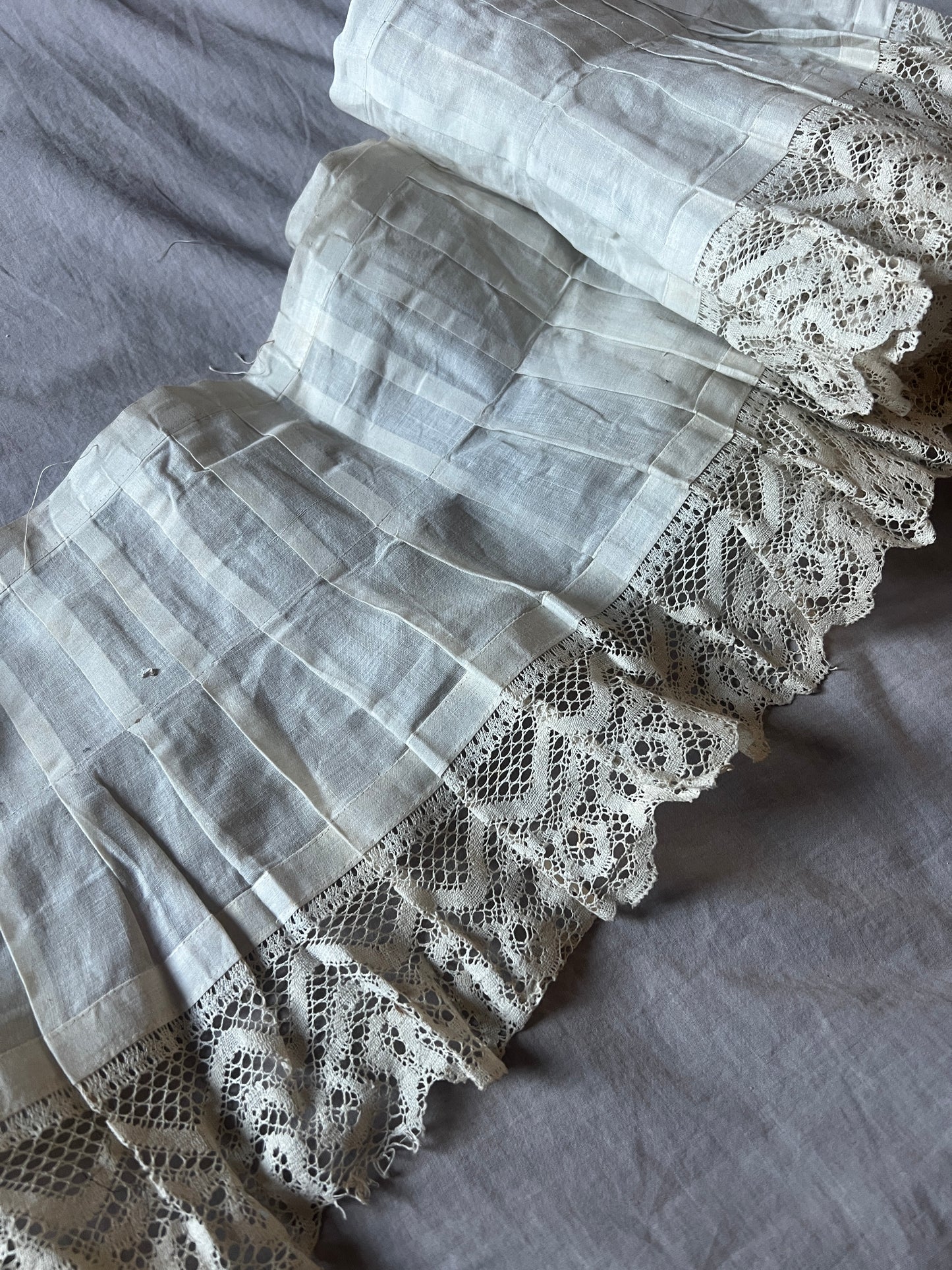 プリーツとレースの裾飾り