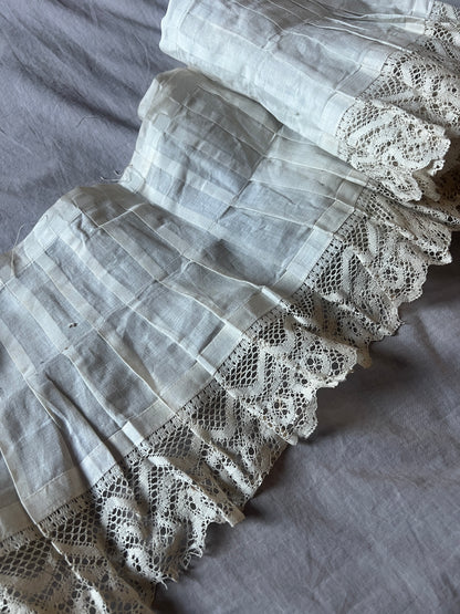 プリーツとレースの裾飾り