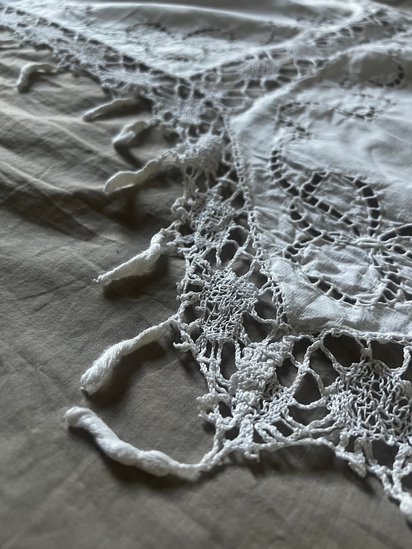 刺繍とレースの棚飾り