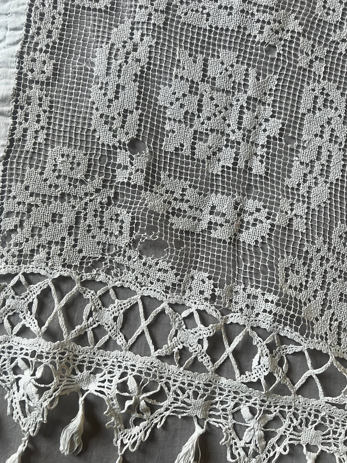 刺繍とレースの飾り布