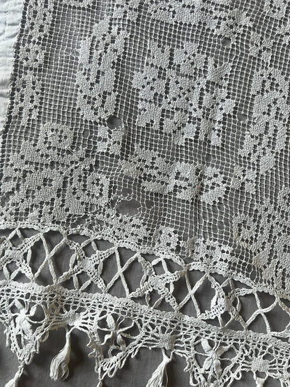 刺繍とレースの飾り布