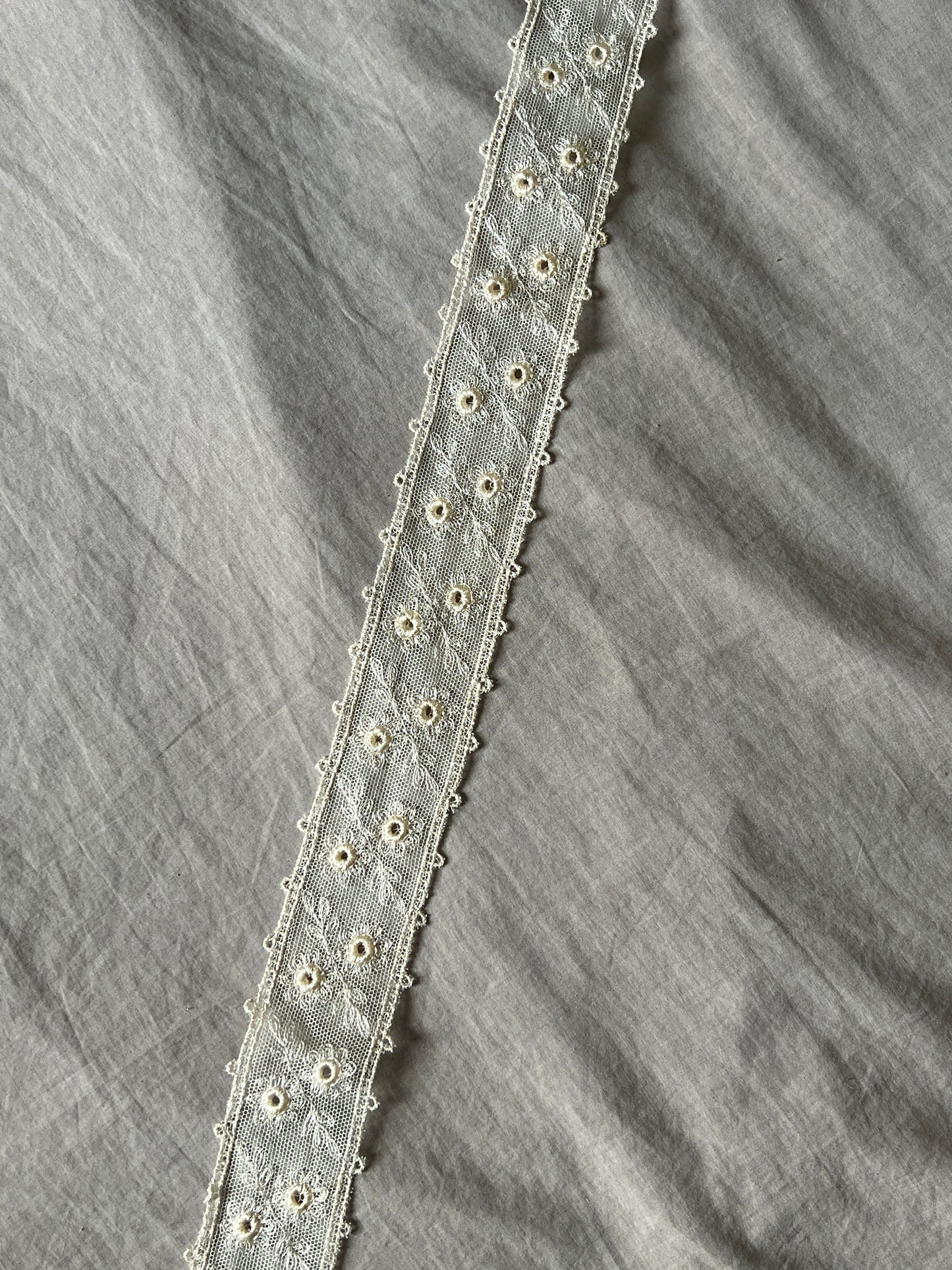 チュール刺繍レース