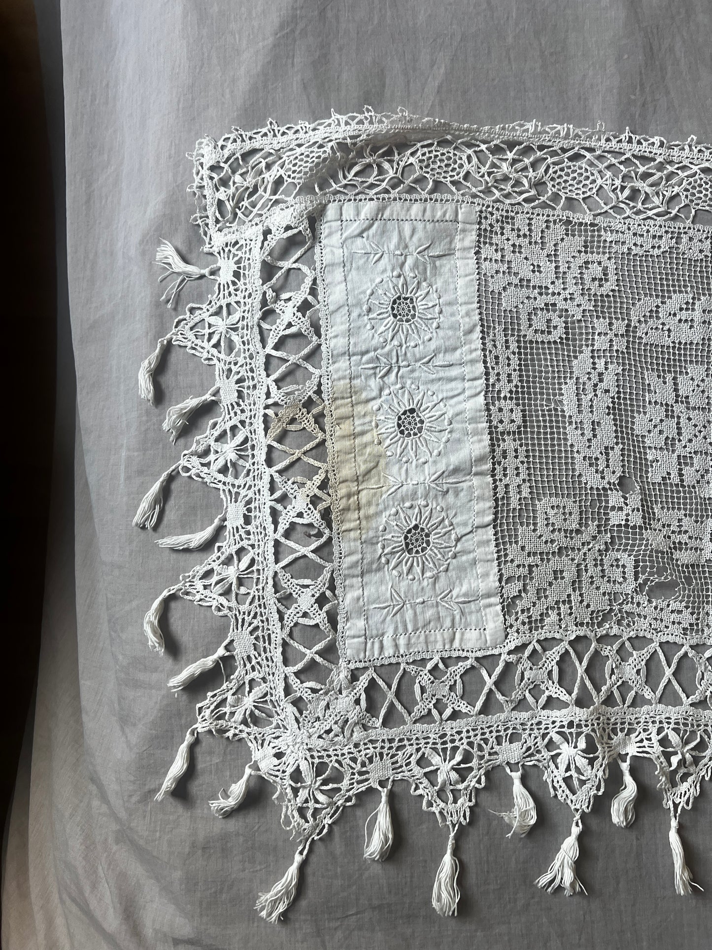 刺繍とレースの飾り布