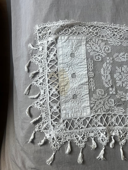 刺繍とレースの飾り布