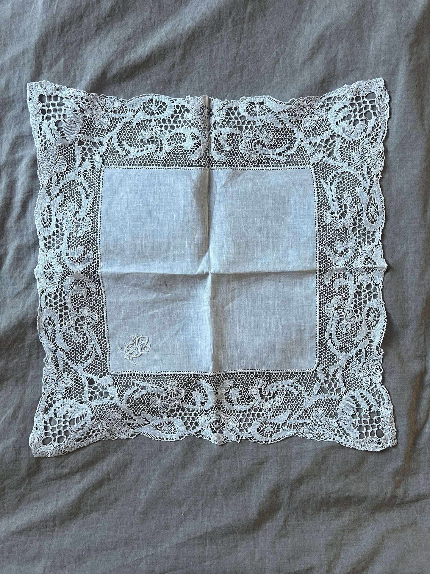 ★モノグラム刺繍ハンカチ